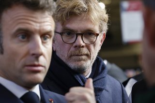 Le ministre de l'Agriculture français Marc Fesneau (à dr., avec le président Emmanuel Macron) a annoncé un geste pour les viticulteurs. KEYSTONE/EPA AFP POOL/LUDOVIC MARIN / POOL